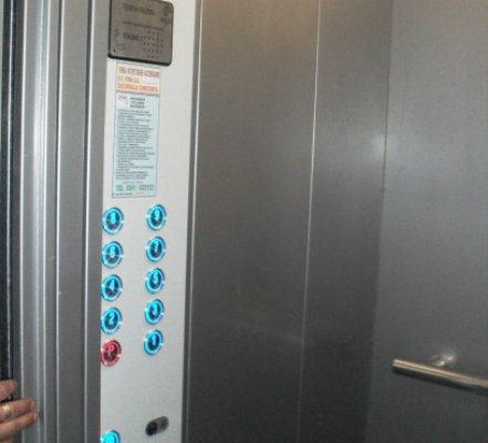 Momente de groază, într-un bloc de pe Ferdinand: 3 persoane, blocate în lift